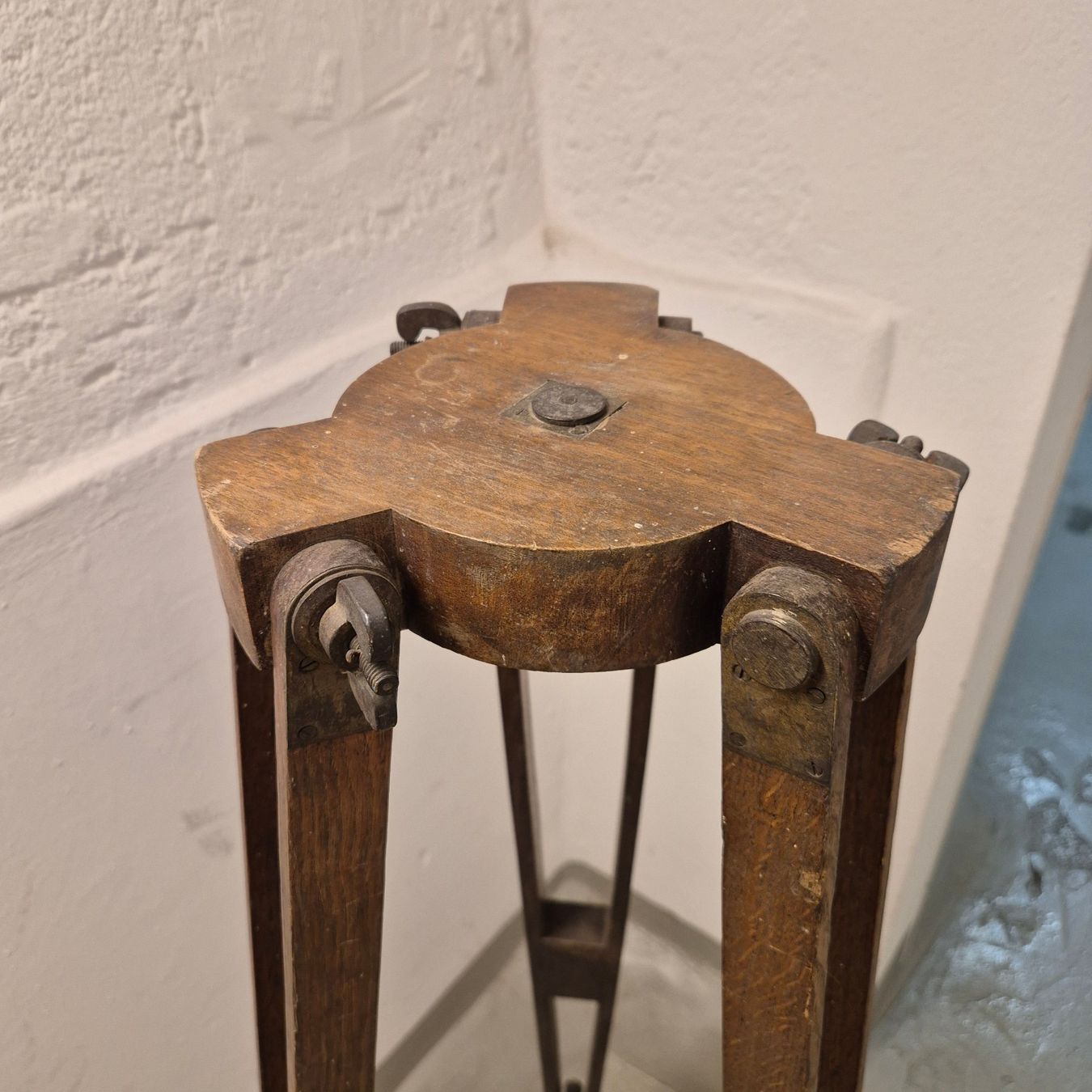 Treppiedi & Teste: Antikes Stativ als Lampenfuss – Usato da Luzern venduto da Louis-XVI 1