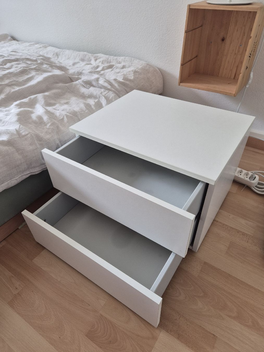 Nachttische: Nachttisch weiss – Gebraucht aus Winterthur von Braintaxer 1