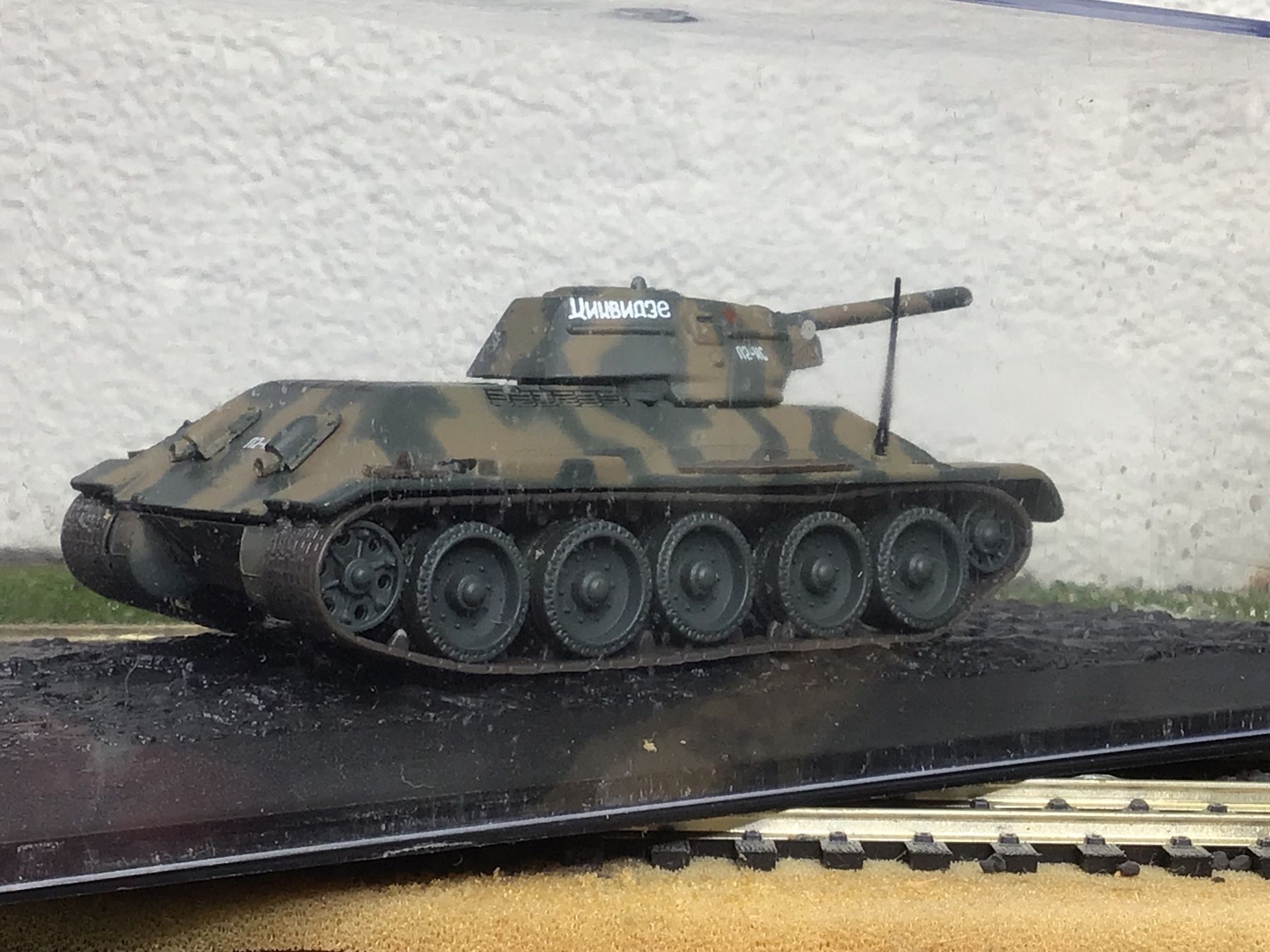 Kit di modellismo & Modellini statici: 1:72 Modell Panzer T-34/76 mit Vitrine – Nuovo (secondo la descrizione) da Männedorf venduto da Modell-Spezialisten 2
