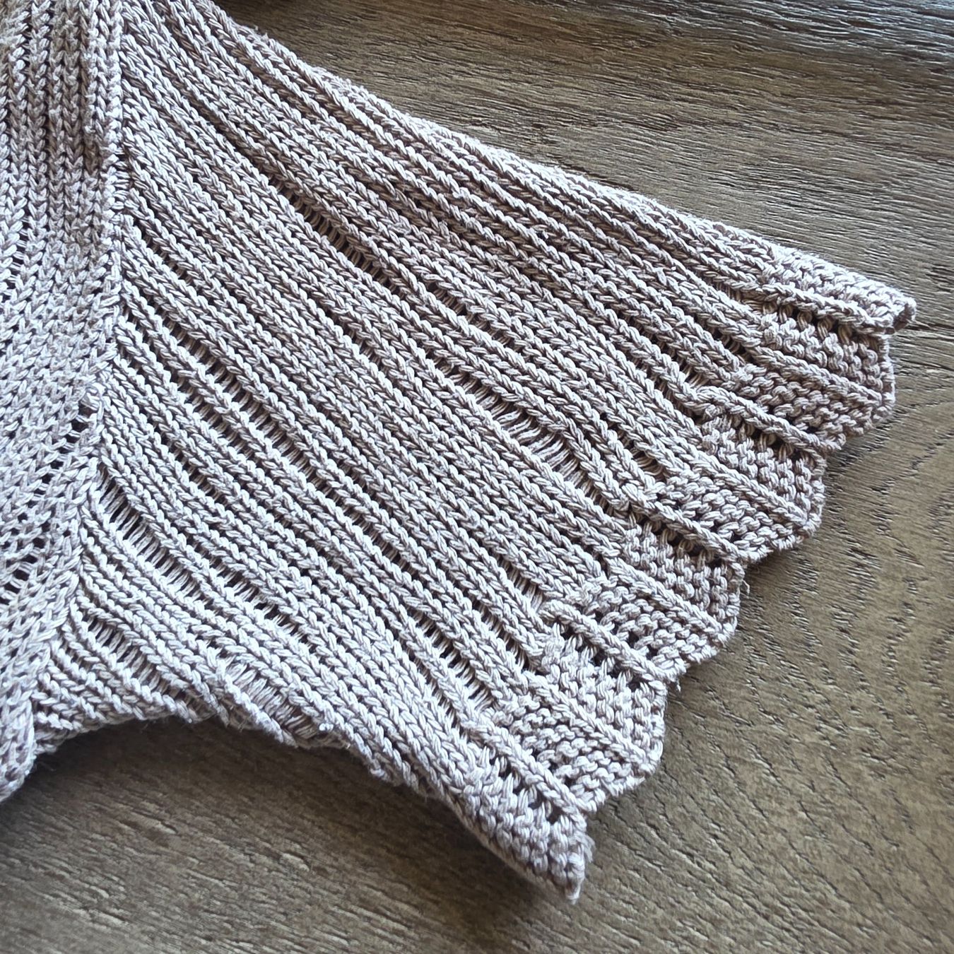 Top: 🐸 TOP / STRICKTOP TAUPE S - M OBERTEIL KURZARM PULLOVER – Usato da Môtier (Vully) venduto da Frogs 2