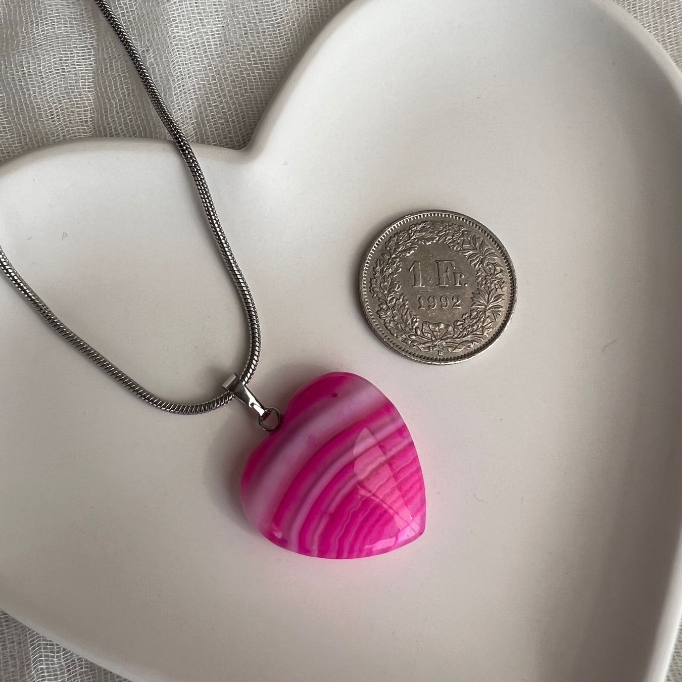 Ciondoli: Gros pendentif coeur en agate rose – Nuovo e nell'imballaggio originale da Pully venduto da sunaddict 3