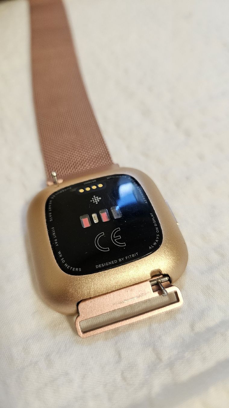 Fitbit Smartwatch: Fitbit Versa 2 Smartwatch mit Zubehör – D'occasion à Schaan par car_wrv2 4