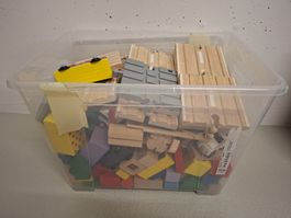 Holzbauklötze und Strassenteile