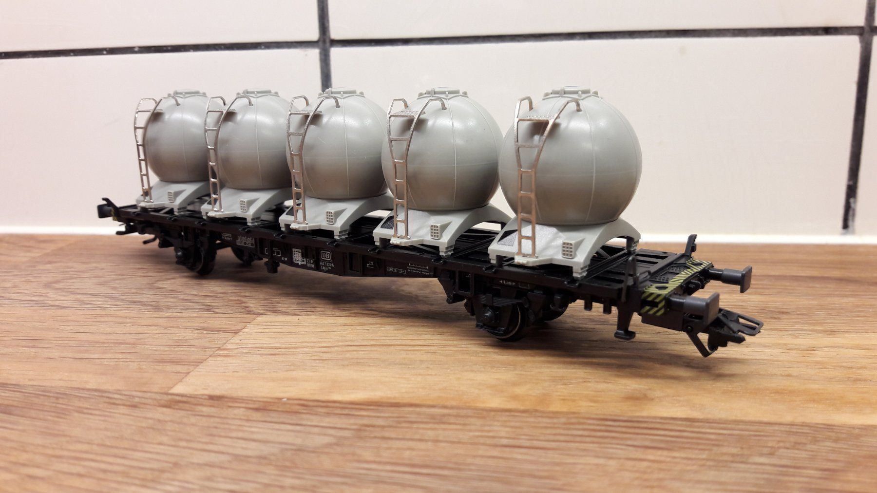 Märklin Modellini di ferrovie: Märklin HO : DB wagon plat avec 5 containers  "DB" – Usato da Buttes venduto da Cafe2005 1