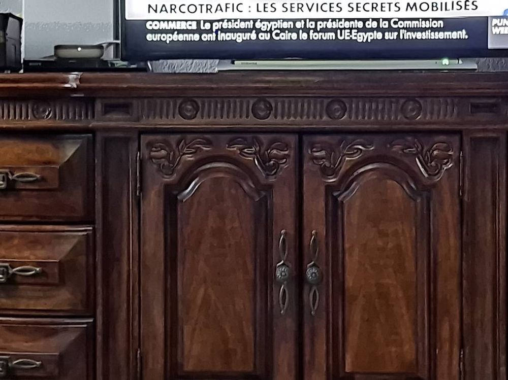 Buffets: Commode/ crédence- noyer massif -  – D'occasion à Enges par Guarajuba01 1