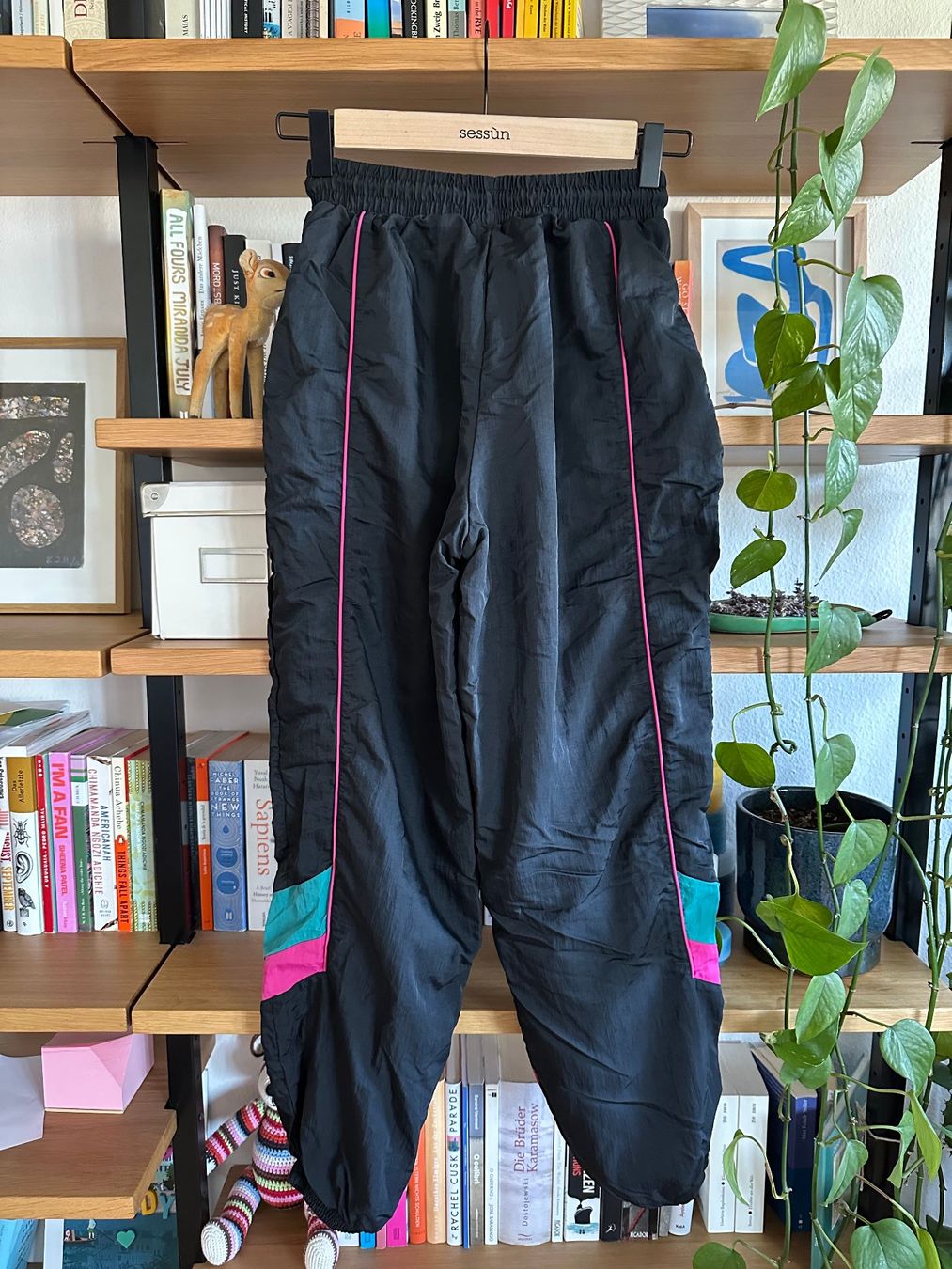 Adidas Pantaloni: Adidas Trackpants in schwarz – Usato da Zürich venduto da Honeyboo 1