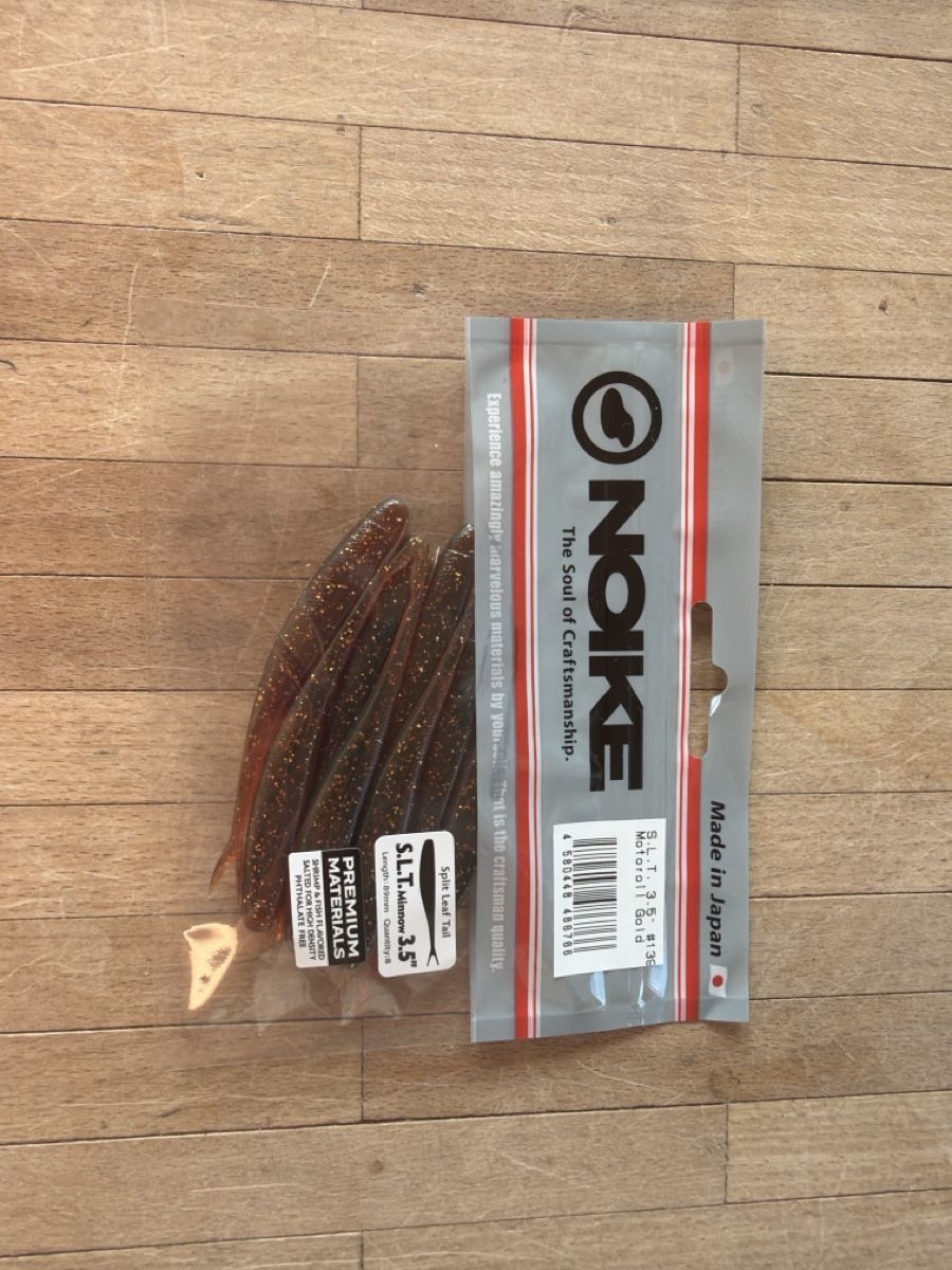 Köder: Noike SLT 3.5 Split Leaf Tail in Motor Oil Gold – Neu und originalverpackt aus Herisau von thefisherking