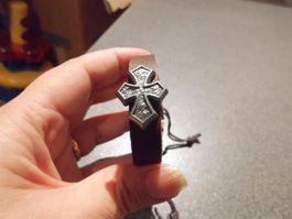 Armband braun, ausgefülltes Kreuz