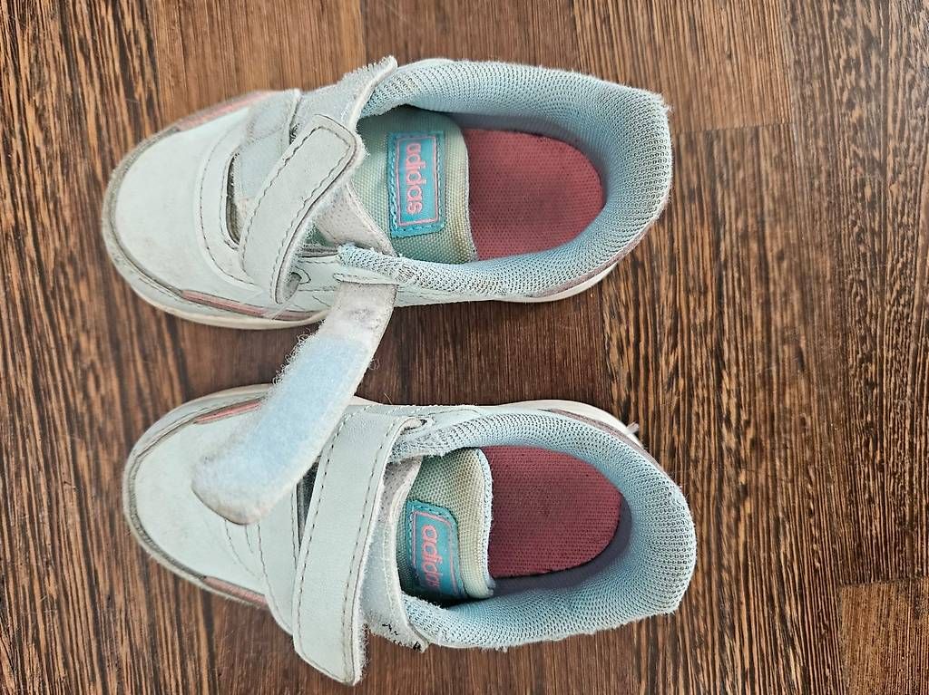 Scarpe per ragazzi: Turnschuhe Adidas Grösse 23  – Usato da Bassersdorf venduto da sanjanka