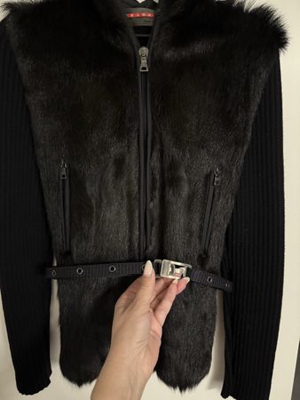 Prada Kapuzenpulli aus Fell Grösse 42 neu.