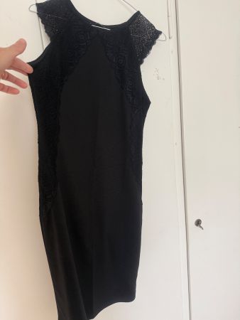 Schicker,  schwarzer Kleid mit Spitze, L Neu