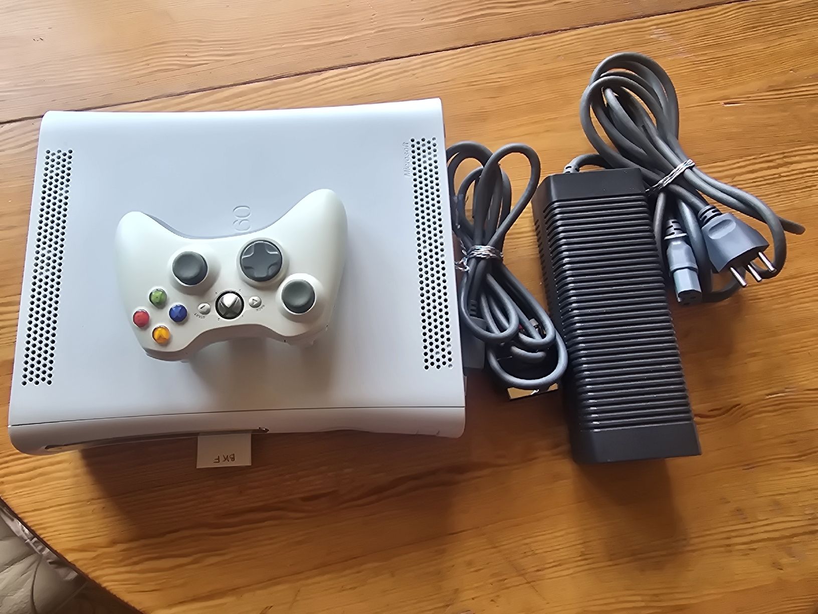 Microsoft Konsolen: Console Xbox 360 avec manette et alimentation blanche – Gebraucht aus Neuchâtel von Benketaf