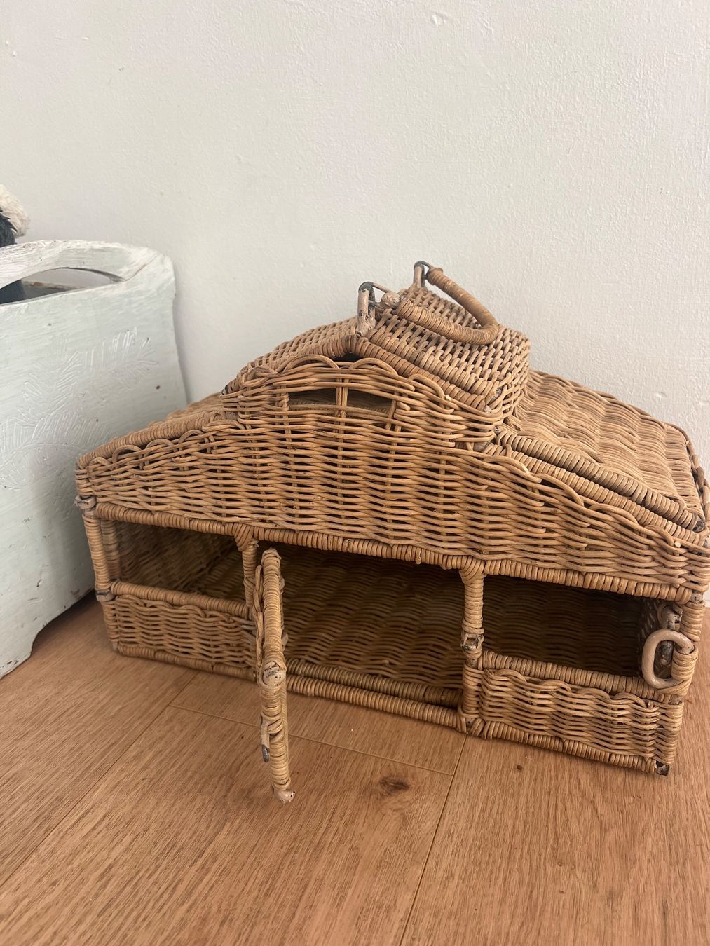 Case e mobili per bambole: Hochwertiger Stall aus Korb/ Metall SothAfrican Design – Usato da Lufingen venduto da bombolulu