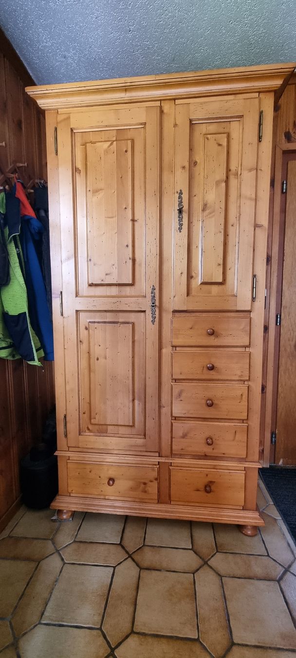 Armoires: armoire penderie Trisconi – D'occasion à Poliez-Pittet par yvus01