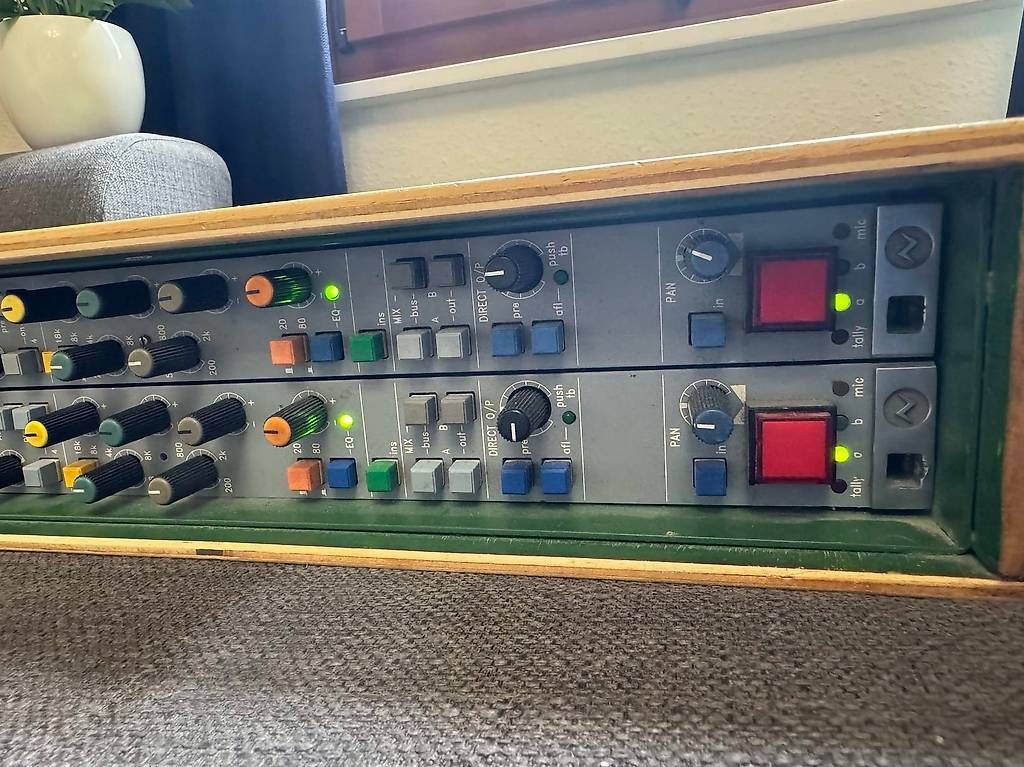 Strumenti musicali: Vends deux tranches de console Neve 55: préampli + EQ – Usato da Genève venduto da juftum