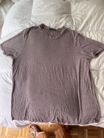 T-shirt Brandy Melville rayé bordeaux, parfait pour l'été!