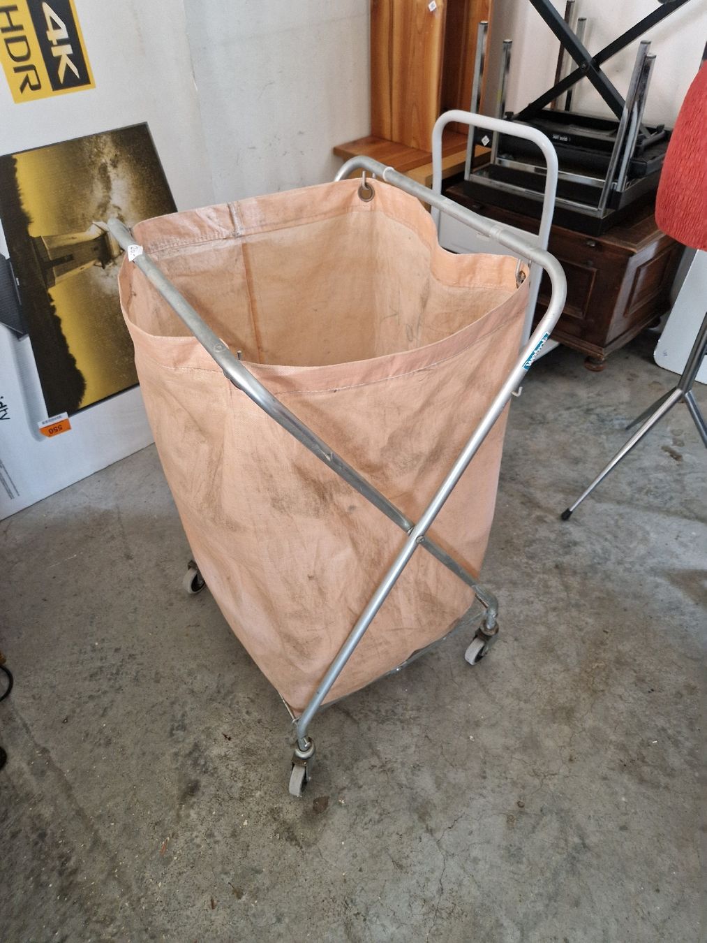 Cestini per rifiuti: Wäsche oder Abfallkorb auf Rollen Metall rosa Sack – Usato da Mörigen venduto da Clio111 2