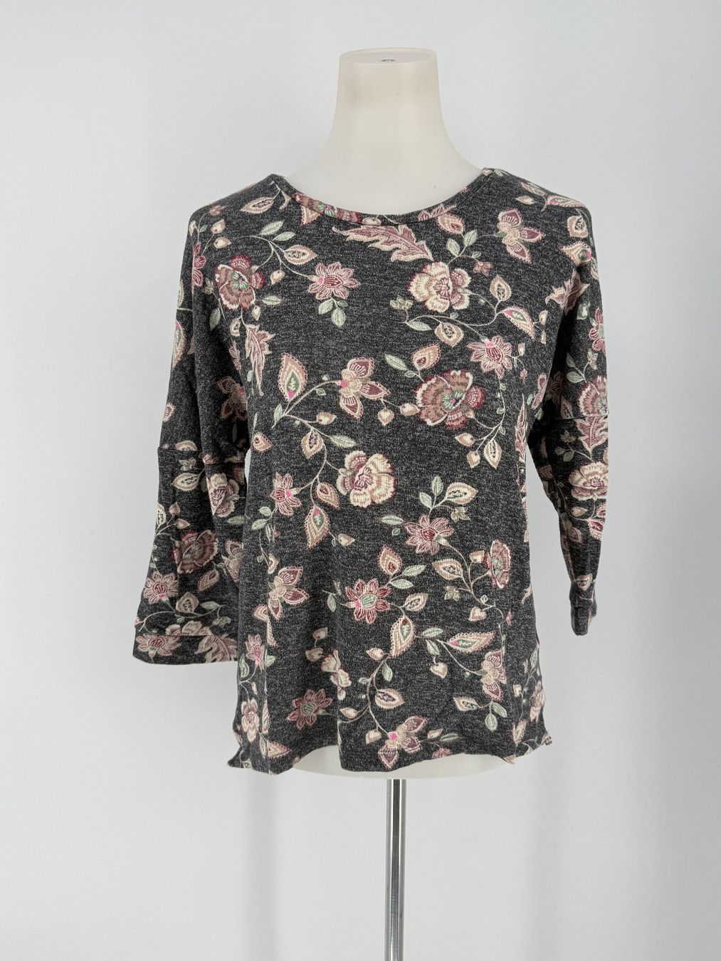 Pulls & Sweat-shirts: Pullover Gr. M mit Blumenmuster von Broadway – D'occasion à Auenstein par moin.