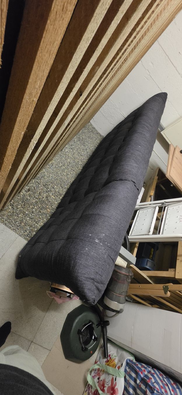 Sedie a sdraio: Sofa Bett dunkelgrau mit Lattenrost mit Gebrauchsspuren – Usato da Schaffhausen venduto da Tshibli 2