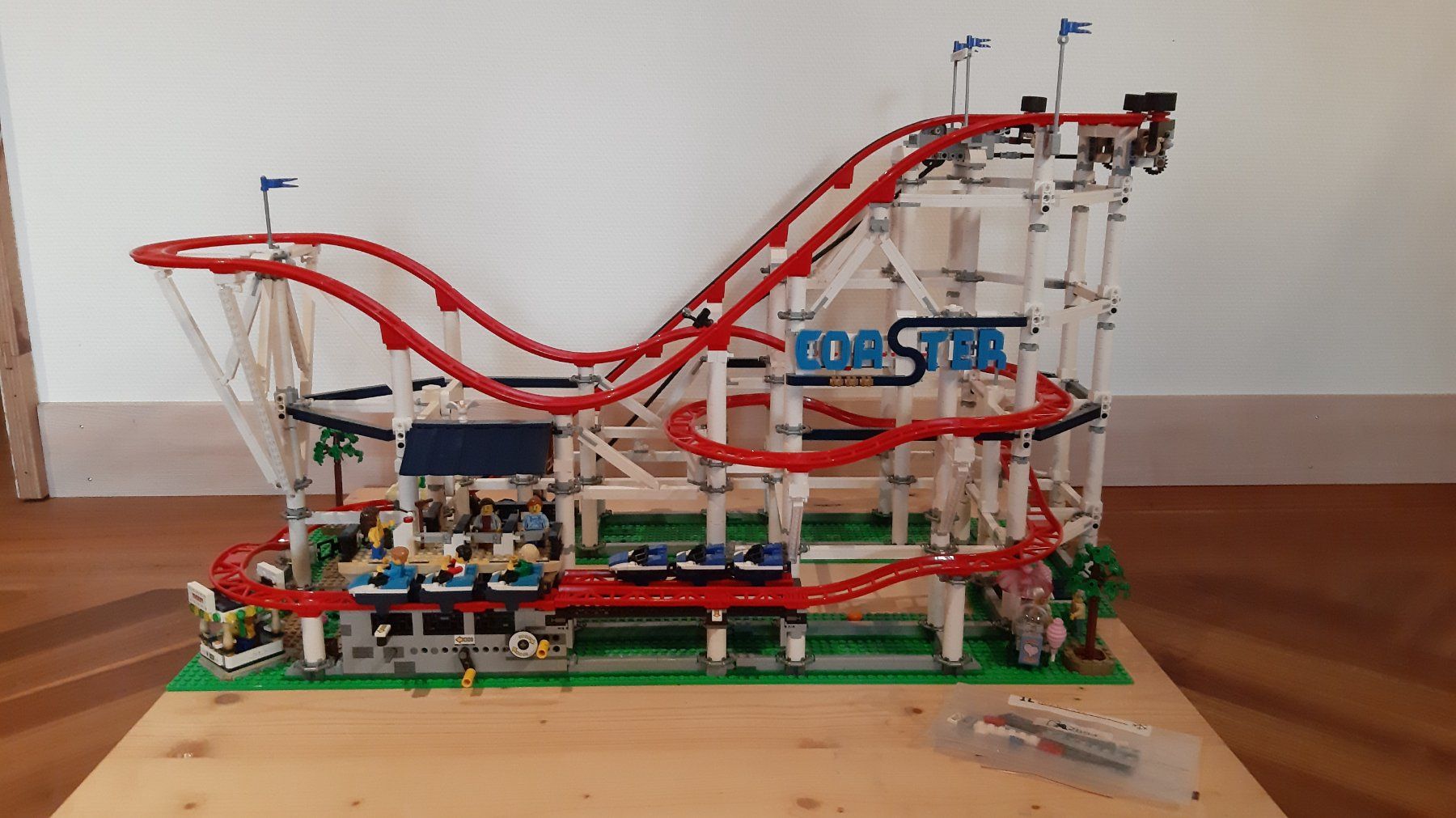 Lego Spielzeuge: Lego Creator Expert 10261 Roller Coaster | grosse Achterbahn – Neu (gemäss Beschreibung) aus Linden von