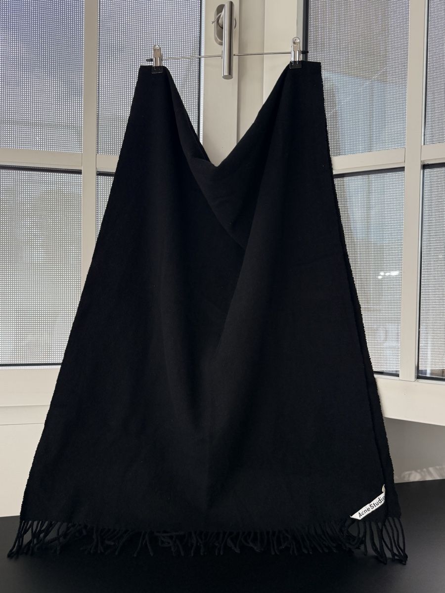 Acne Studios Foulards & écharpes: Acne Studios Oversized Wool Scarf / Shawl - Schwarz – D'occasion à Zürich par ang_thj9 2