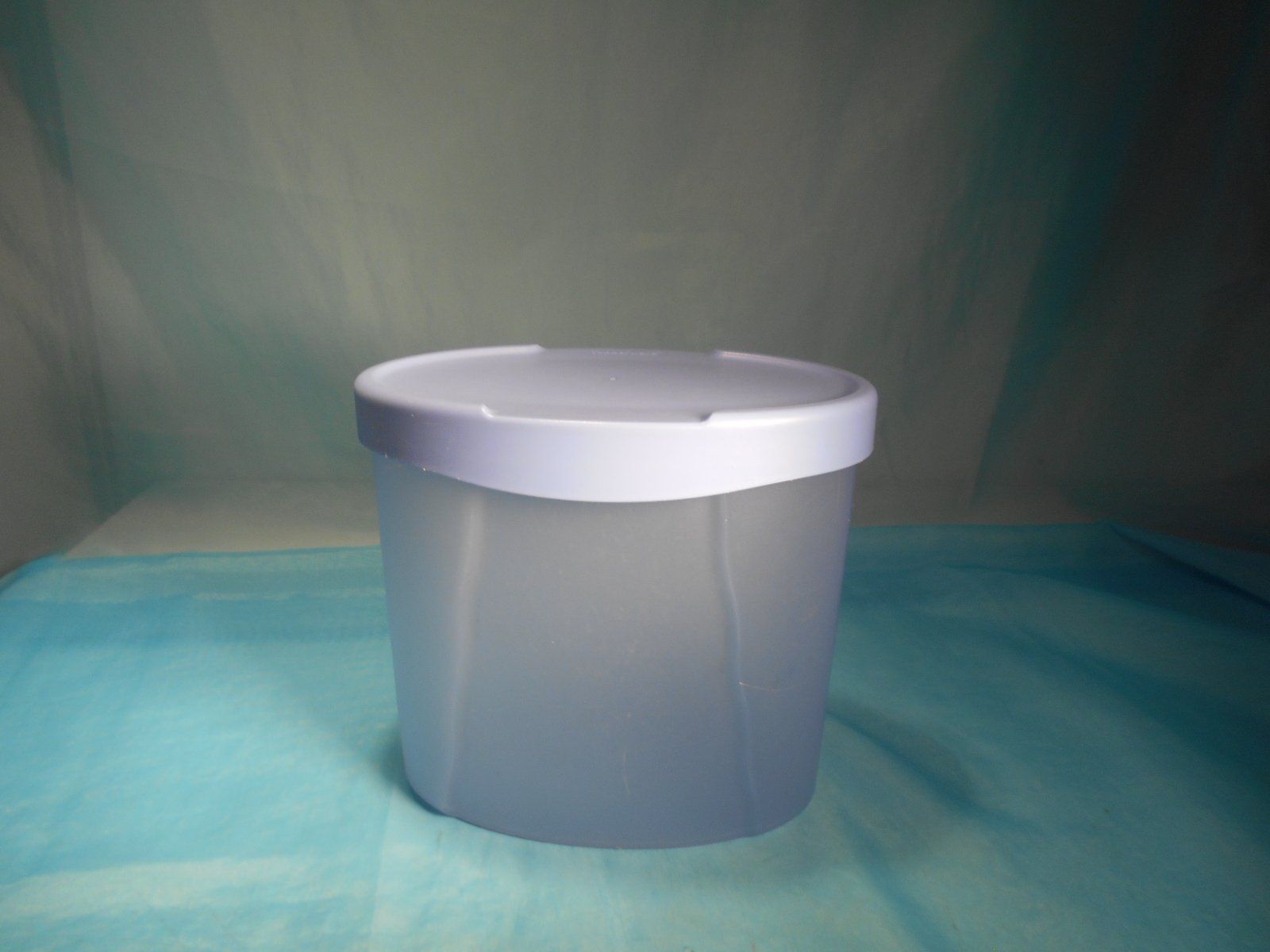 Tupperware Contenitori & Simili: Tupperware Vorratsbehälter mit 2 Oeffnungen, 1.9L – Nuovo (secondo la descrizione) da Bellach venduto da JingleCherry