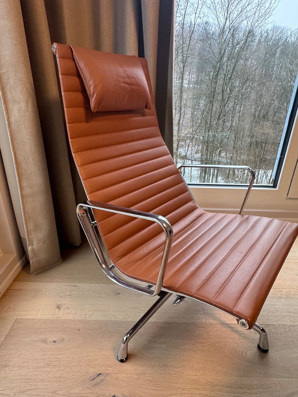 Vitra Poltrone: Vitra Eames Sessel Alu EA124 Cognac mit Ottoman EA125 – Usato da Riehen venduto da Frankauf 1