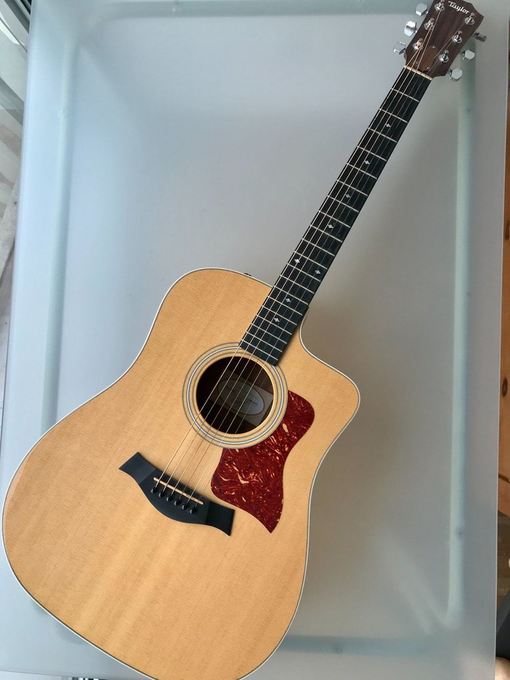 Taylor Strumenti musicali: Taylor Guitars Akustische Gitarre mit Etui – Usato da Bern venduto da arwori