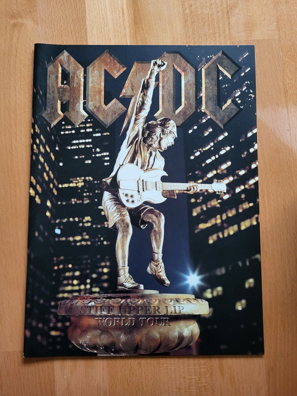 Bücher: AC/DC Tourbook - Stiff upper Lip – Gebraucht aus Liestal von sale66