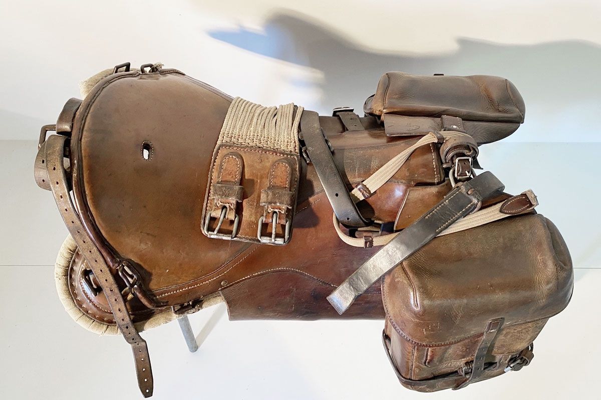 Selle & Accessori: Armee Pferdesattel mit Leder Taschen – Usato da Ballwil venduto da ClassicGallery 1