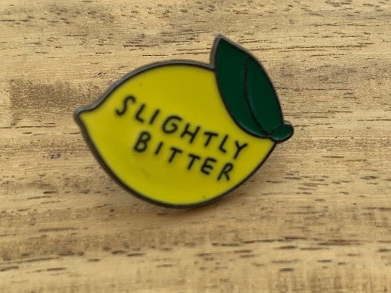 Placchette & Badge: Lustiger Pin Zitrone ' Slightly Bitter ' – Nuovo e nell'imballaggio originale da Geneve venduto da vane267