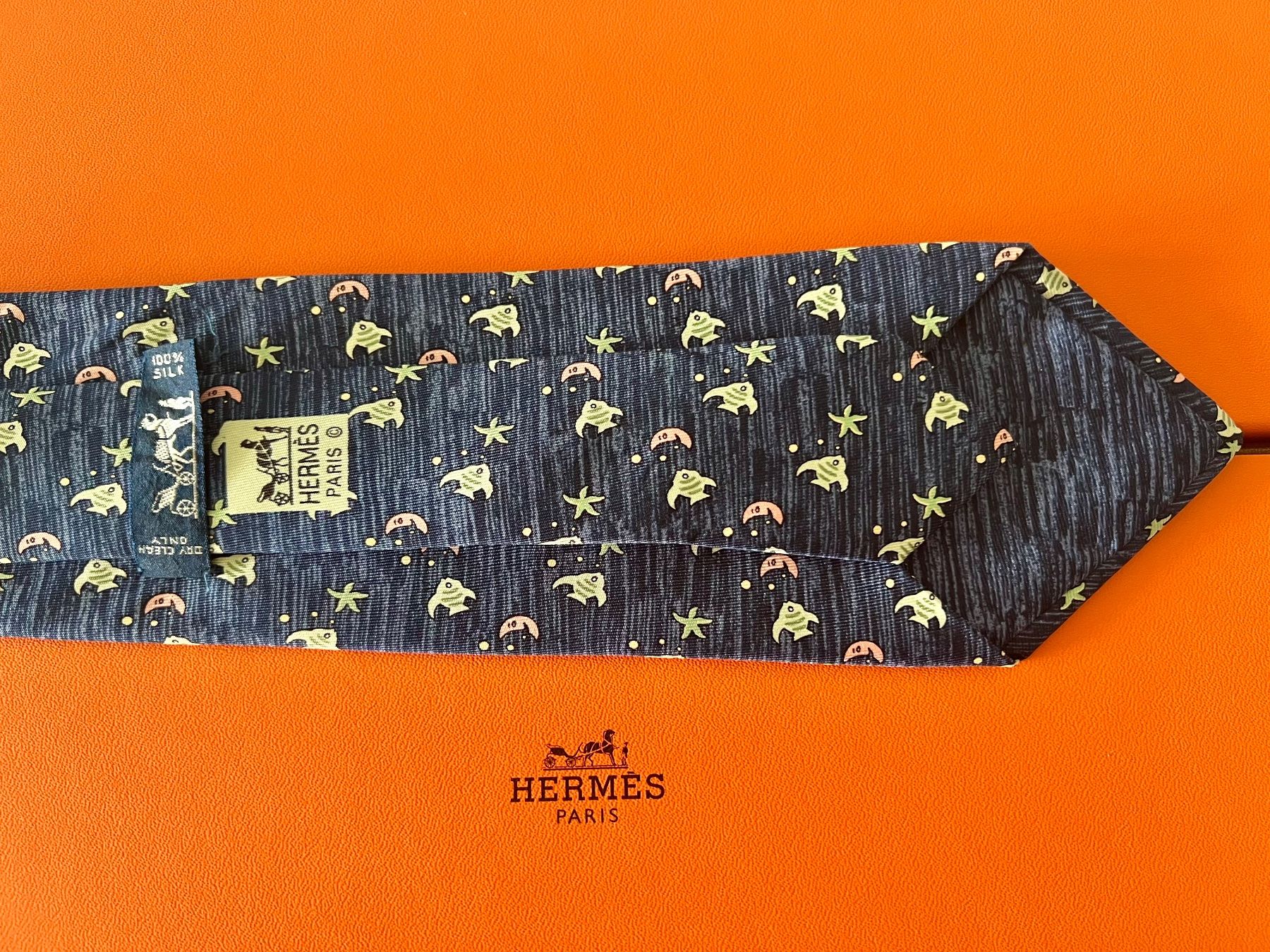 Hermès Cravates: Cravate HERMES-Paris „Fish & Moon“ - avec box original – Neuf (Voir description) à Le Mont-sur-Lausanne par luxurylover 2