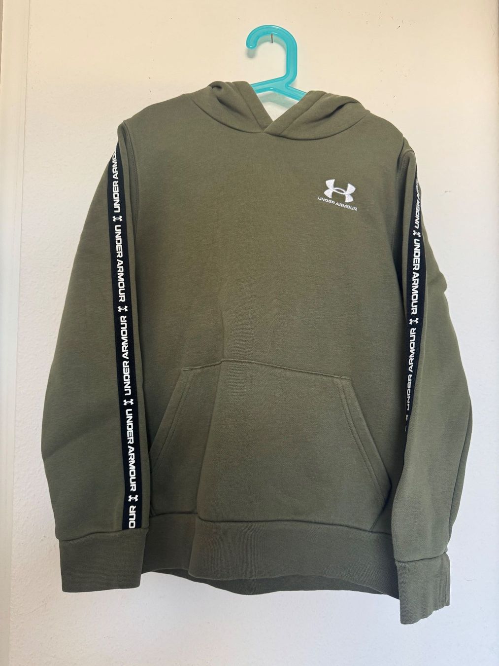 Under Armour Maglioni & Felpe: Sweat à capuche Under Armour olive taille YM – Usato da Chatelaine venduto da lae_7h8n