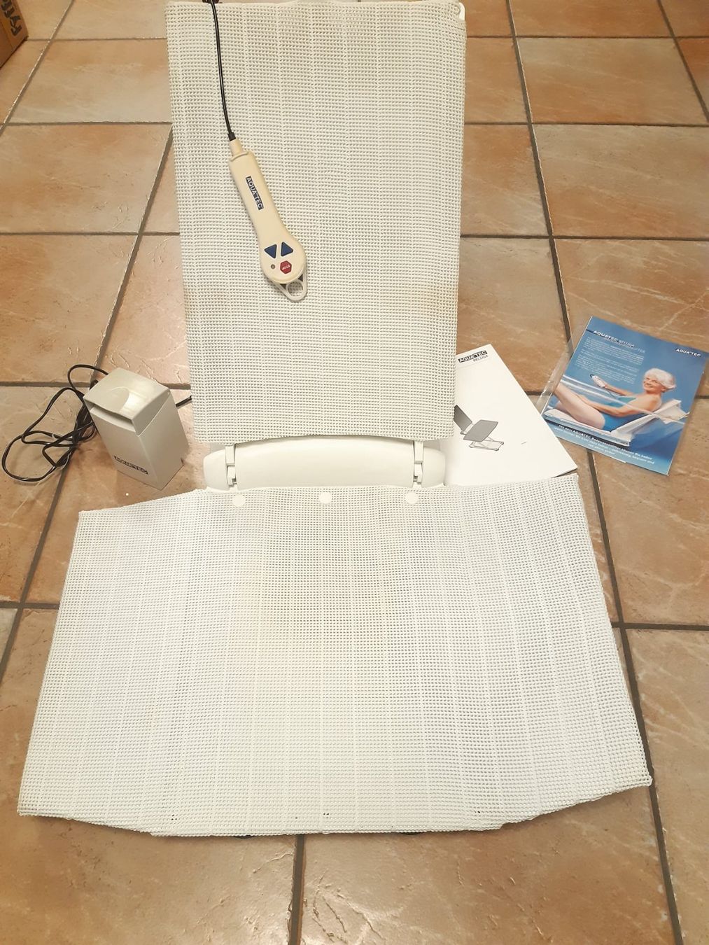 Attrezzature mediche: Badewannen-Lift AQUATEC BELUGA – Usato da Cheyres venduto da Lori1968