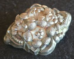 Brosche Blumenmuster versilbert antik
