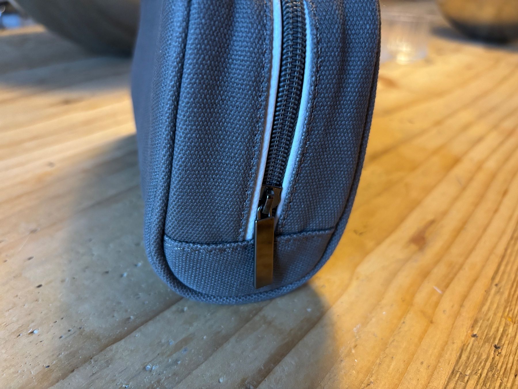 Kosmetikkoffer: SWISS First Class Amenity Kit – Necessaire Kulturtasche Grau – Neu (gemäss Beschreibung) aus Luzern von pengmarket_gmbh 2