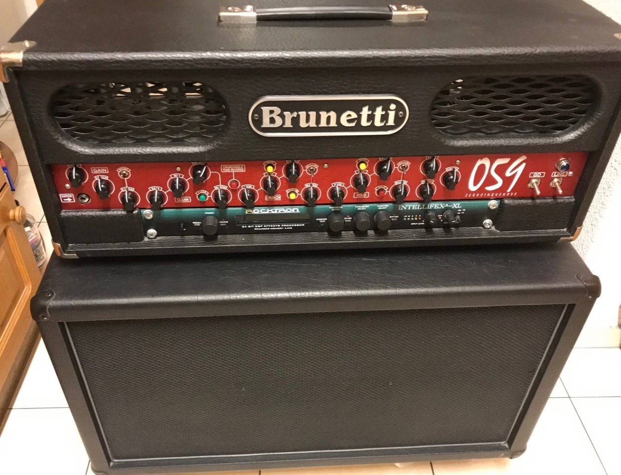 Amplificatori: Brunetti 059, 2x12 cab, Rocktron intellifex, Voodoolab Midi – Usato da Menznau venduto da baholino