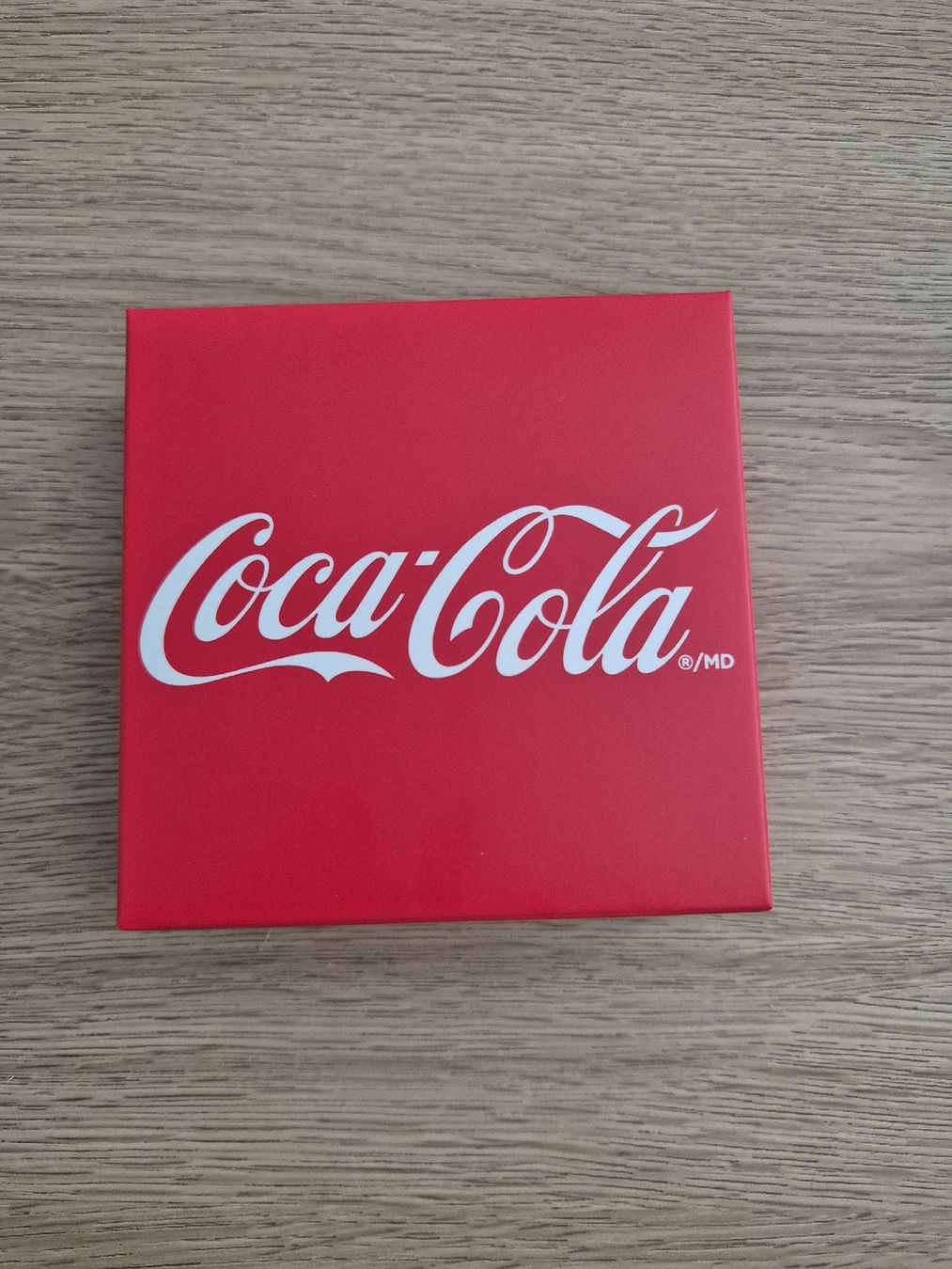 Tutti le monete: Coca Cola Silber Bottle Cap – Nuovo e nell'imballaggio originale da Tenero venduto da Poker80 4