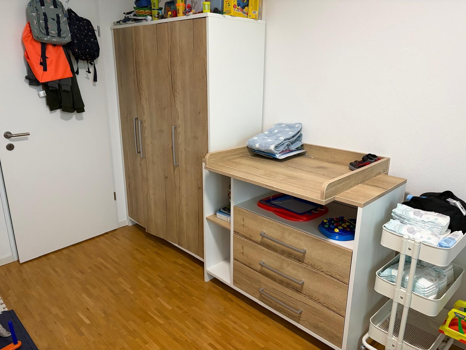 Armoires: Kinderkleiderschrank u. Wickelkommode – D'occasion à Weiningen ZH par FIBI22