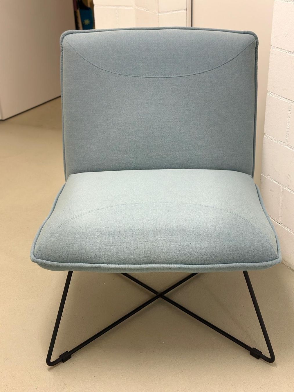 Poltrone: Moderner Sessel mit Hocker, hellblau, (Möbel Pfister) – Usato da Otelfingen venduto da Kuatsu