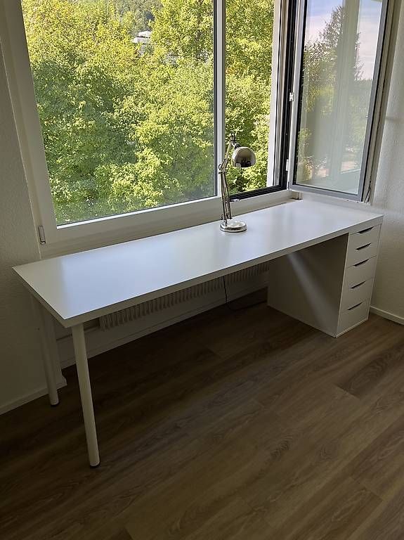 Ikea Schreibtische: Schreibtisch mit Lampe – Gebraucht aus Adliswil von yas_lg8l