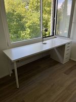 Schreibtisch mit Lampe
