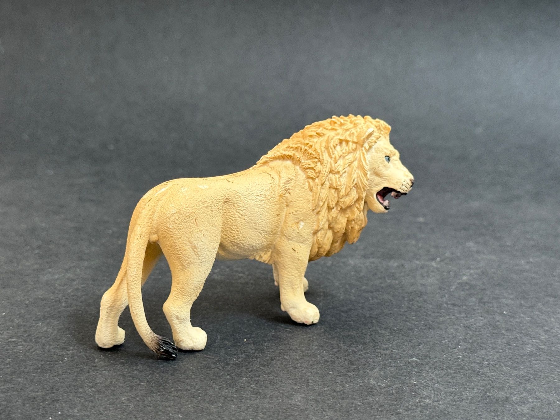 Schleich Figuren: Schleich 14726-1 Löwe, brüllend weiss – Gebraucht aus Ennetbaden von mapa05 1