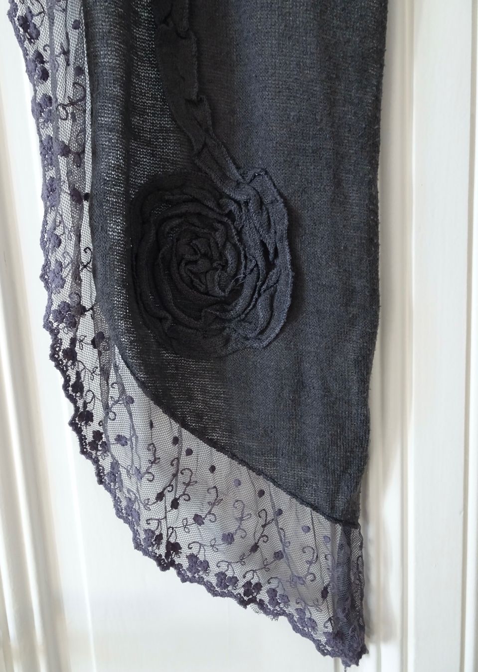 Foulard & Sciarpe: Echarpe grise dentelle et fleurs – Usato da Châtelaine venduto da Gio54321 3