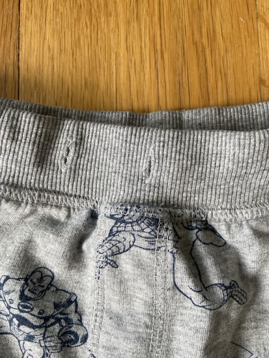 Disney Pantaloni: Shorts Marvel Comics Kinder Grösse 110 grau – Usato da Zürich venduto da ManonsVintage 2