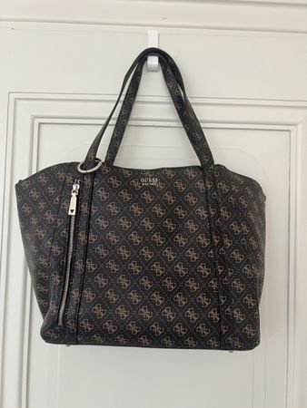 Schöne Guess Handtasche mit Muster