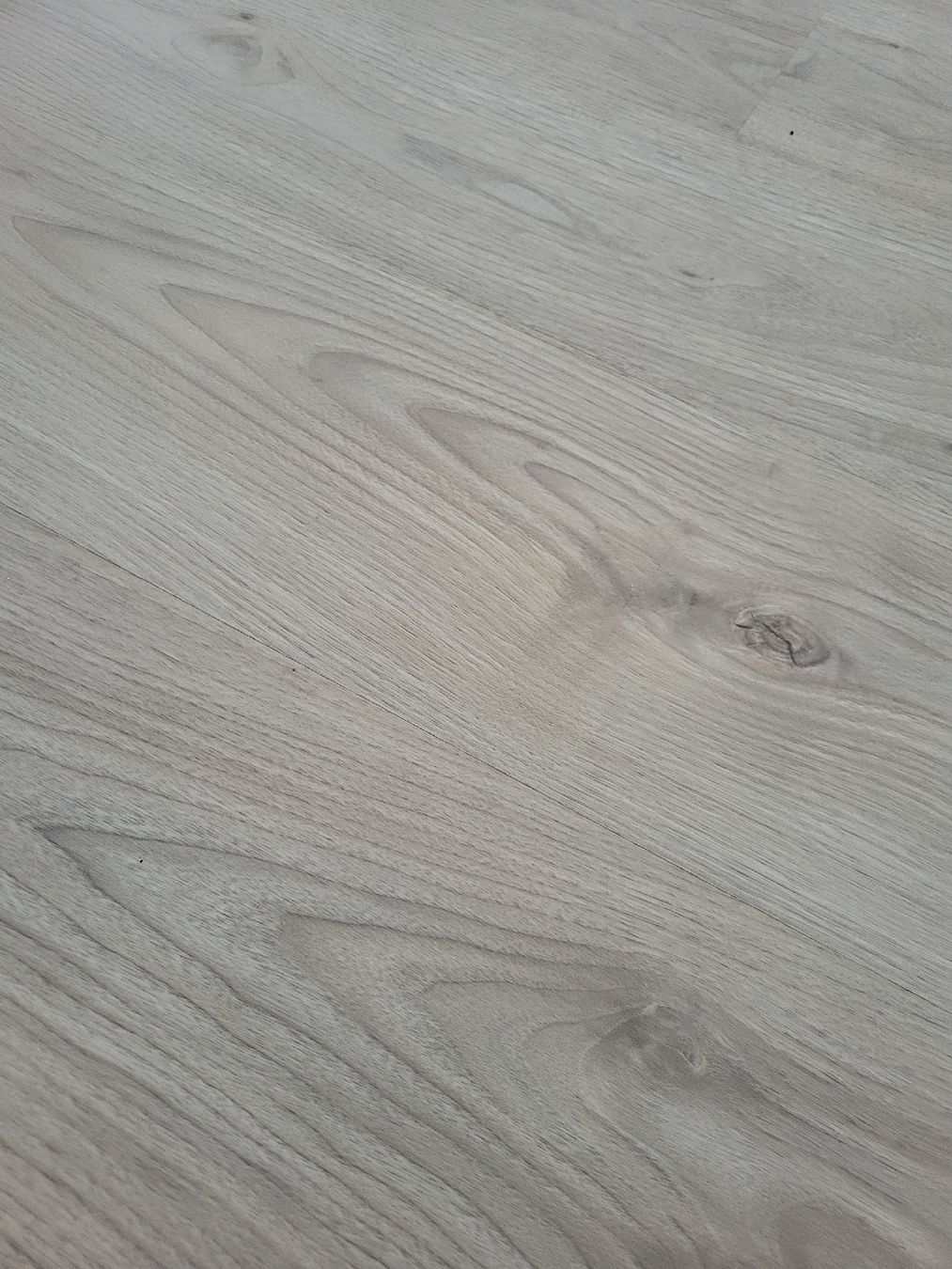 Rivestimenti per pavimenti: Laminat hellgrau ca. 41m2 mit Unterlage – Usato da Zürich venduto da weibelfamily 4