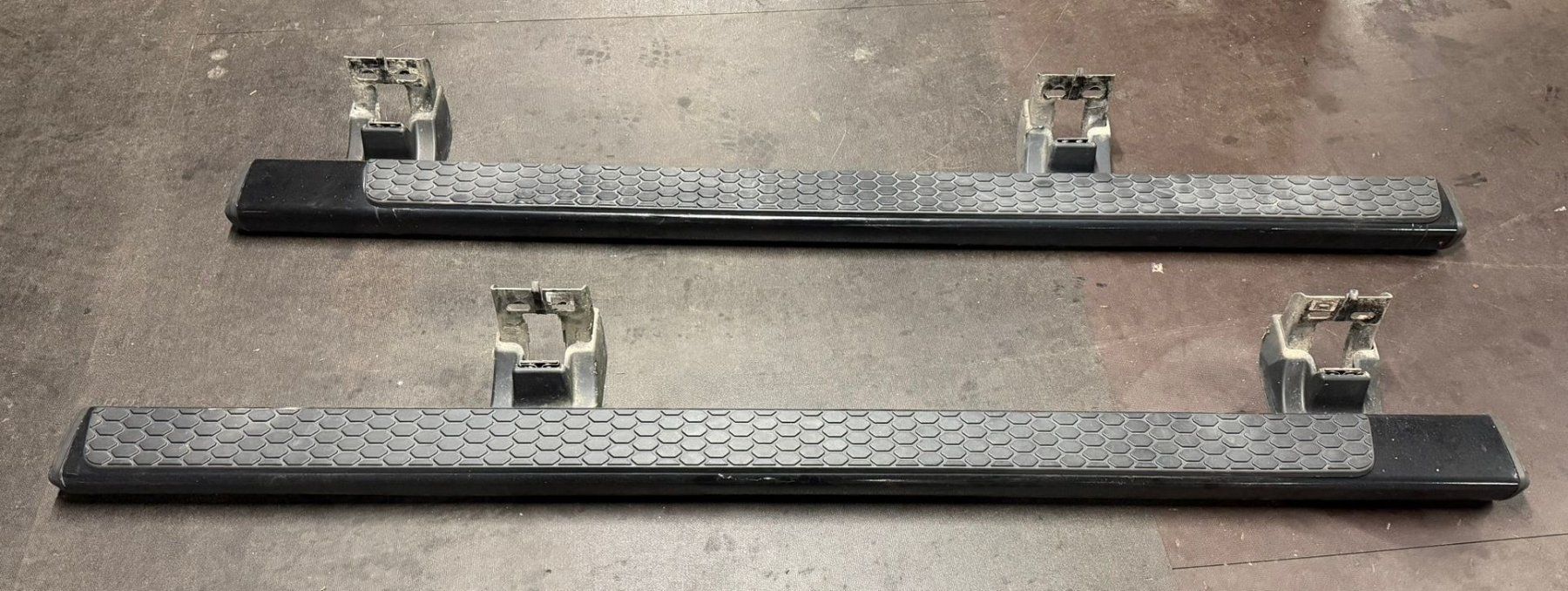 Dodge Alle Autoersatzteile: Trittbretter zu Dodge Ram Crew Cab 09-18 – Gebraucht aus Flühli LU von Overland_Motors