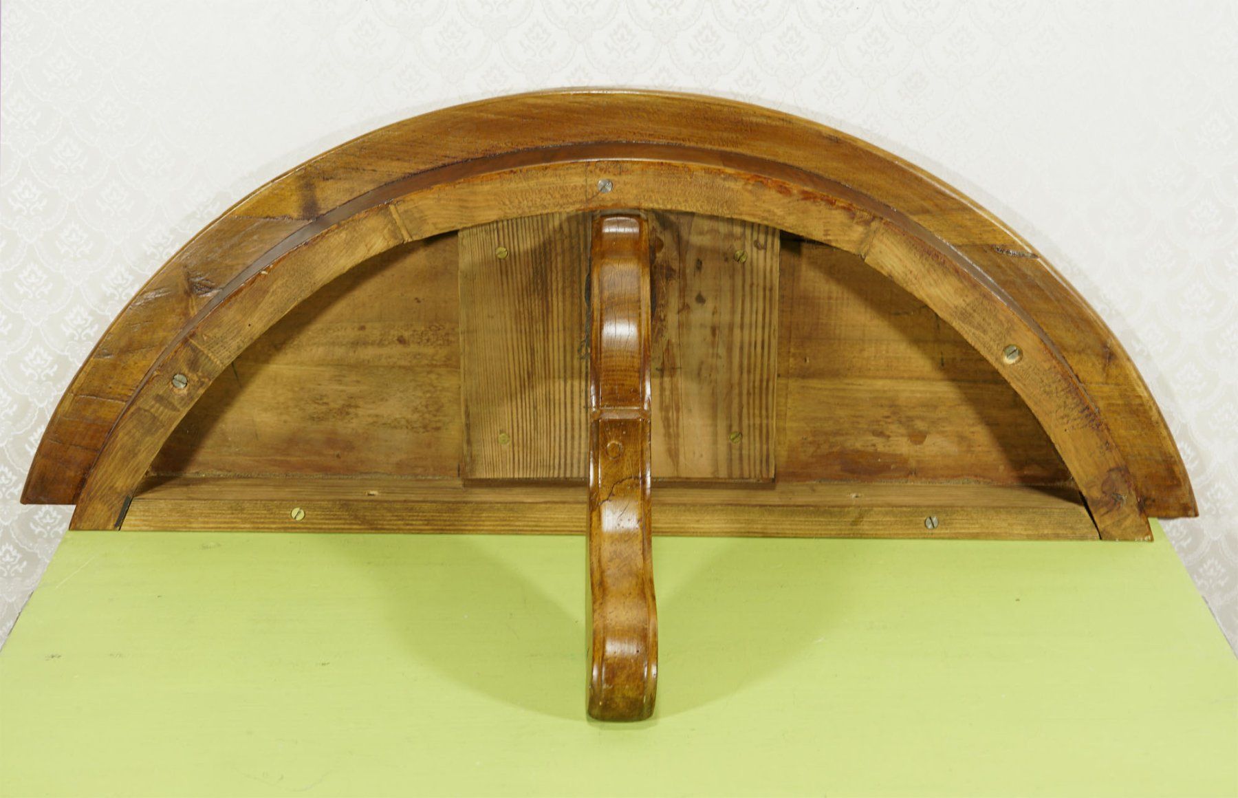Tavoli: alter Wandtisch Wandkonsole Nussbaum halbrund – Usato da Meggen venduto da Trouvaillen 6