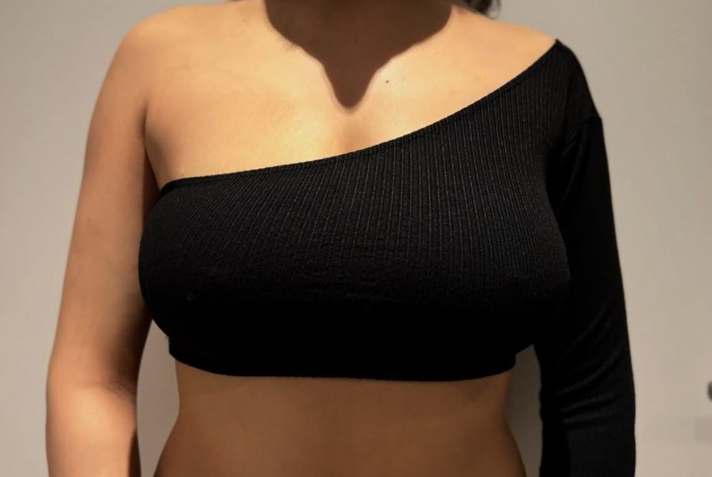 Top: Top noir à une manche  – Usato da Attalens venduto da bazar_de_giada